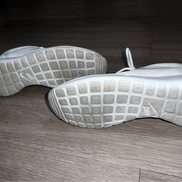 Lightly Worn White Women’s Nike Roshe Size 8 - Picture 4 of 4